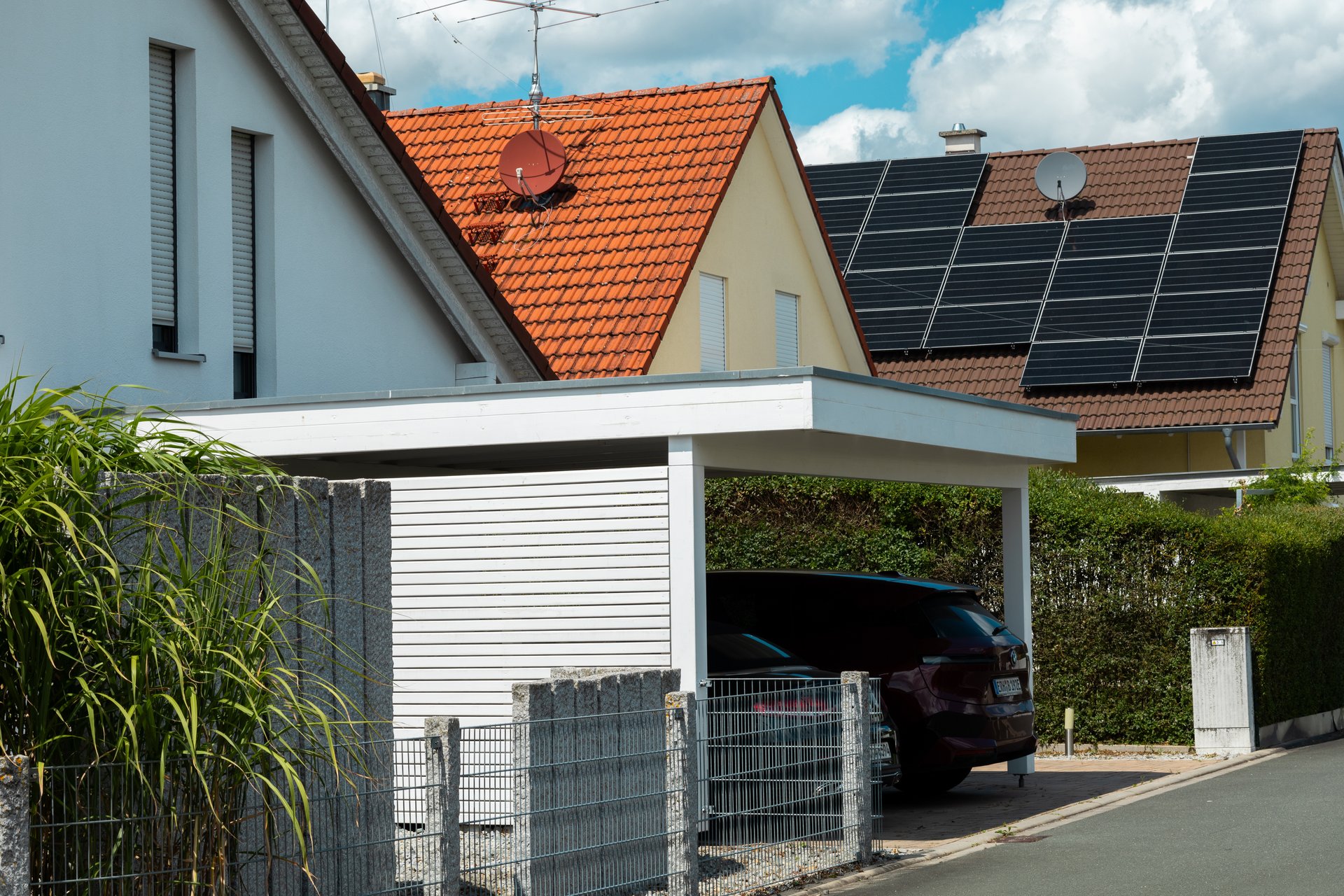 Wohnhaus mit Carport und Auto davor