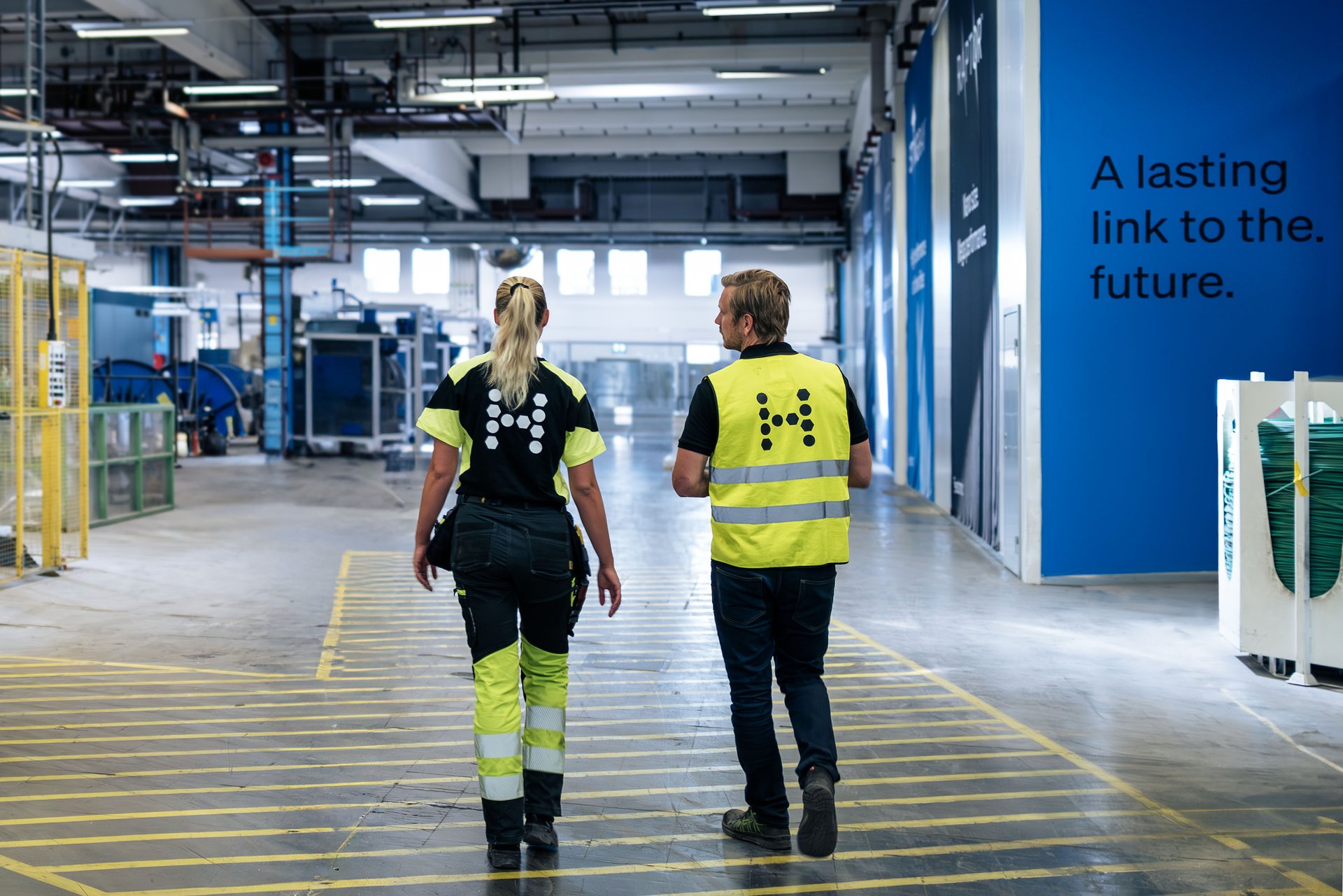 Two colleagues at the production site in Hudiksvall